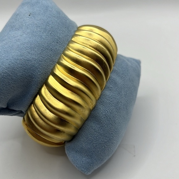 Vintage Large Matte Gold Clamper Chunky Ribbed Gold Tone Bangle Bracelet Swirls - Picture 2 of 11